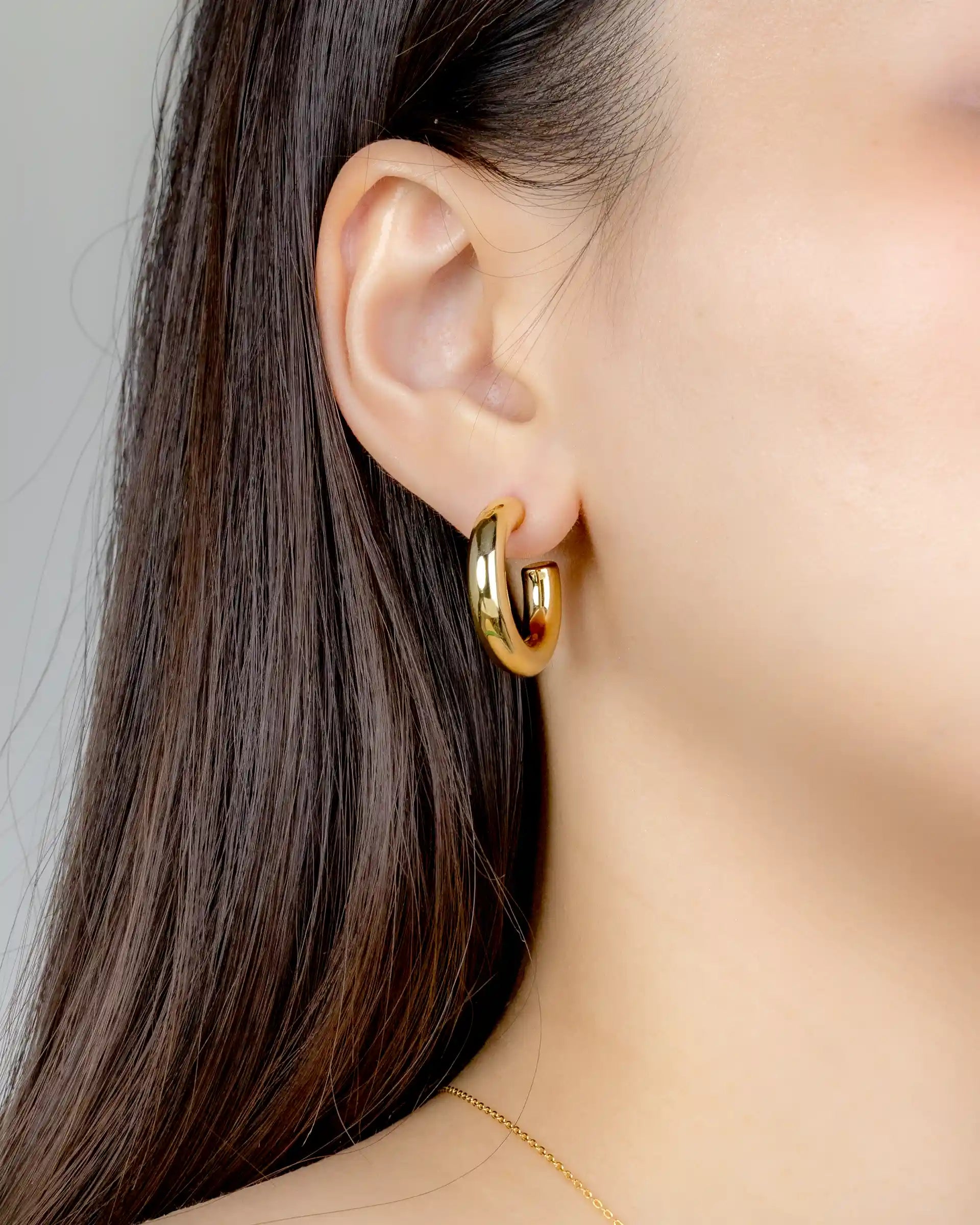 Mara Hoop Earrings in Gold