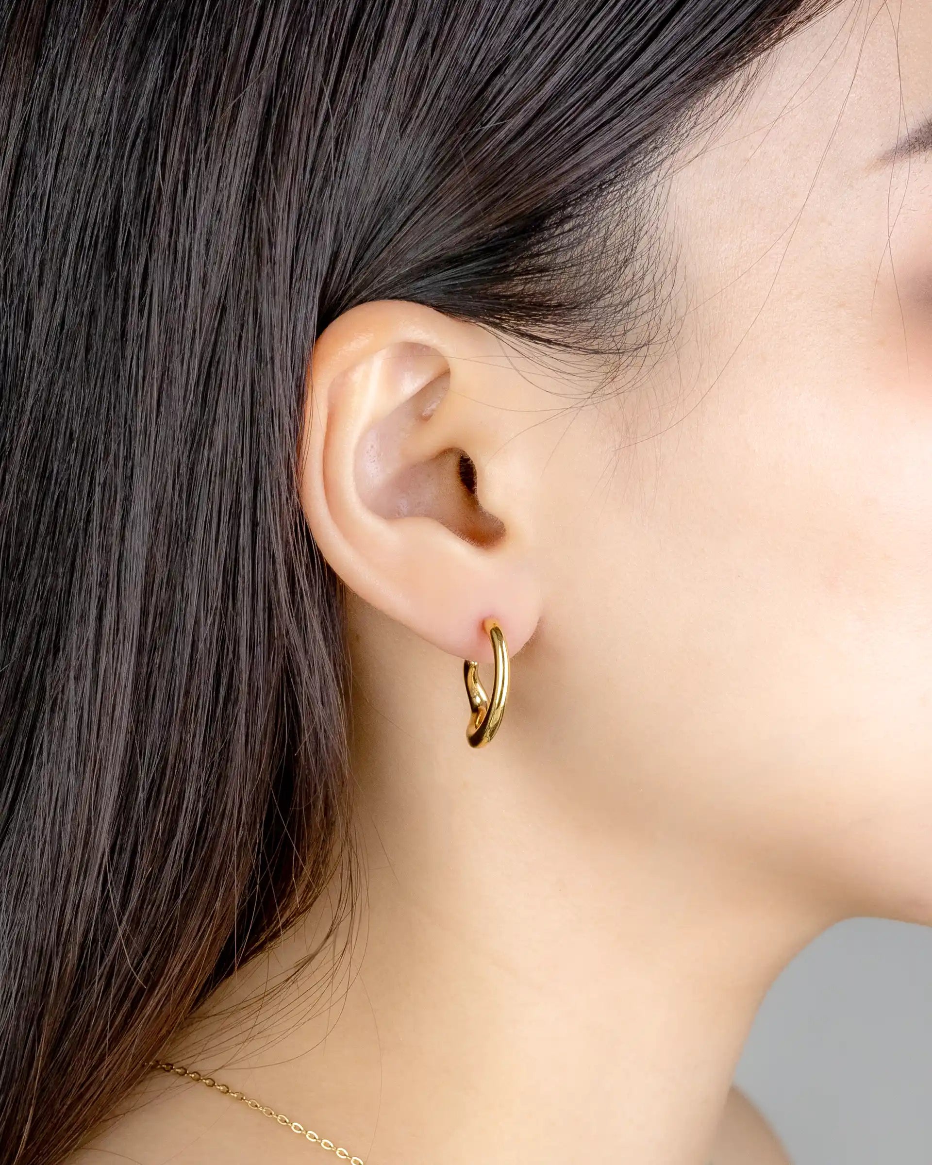 Beth Sculptural Hoop Earrings in Gold
