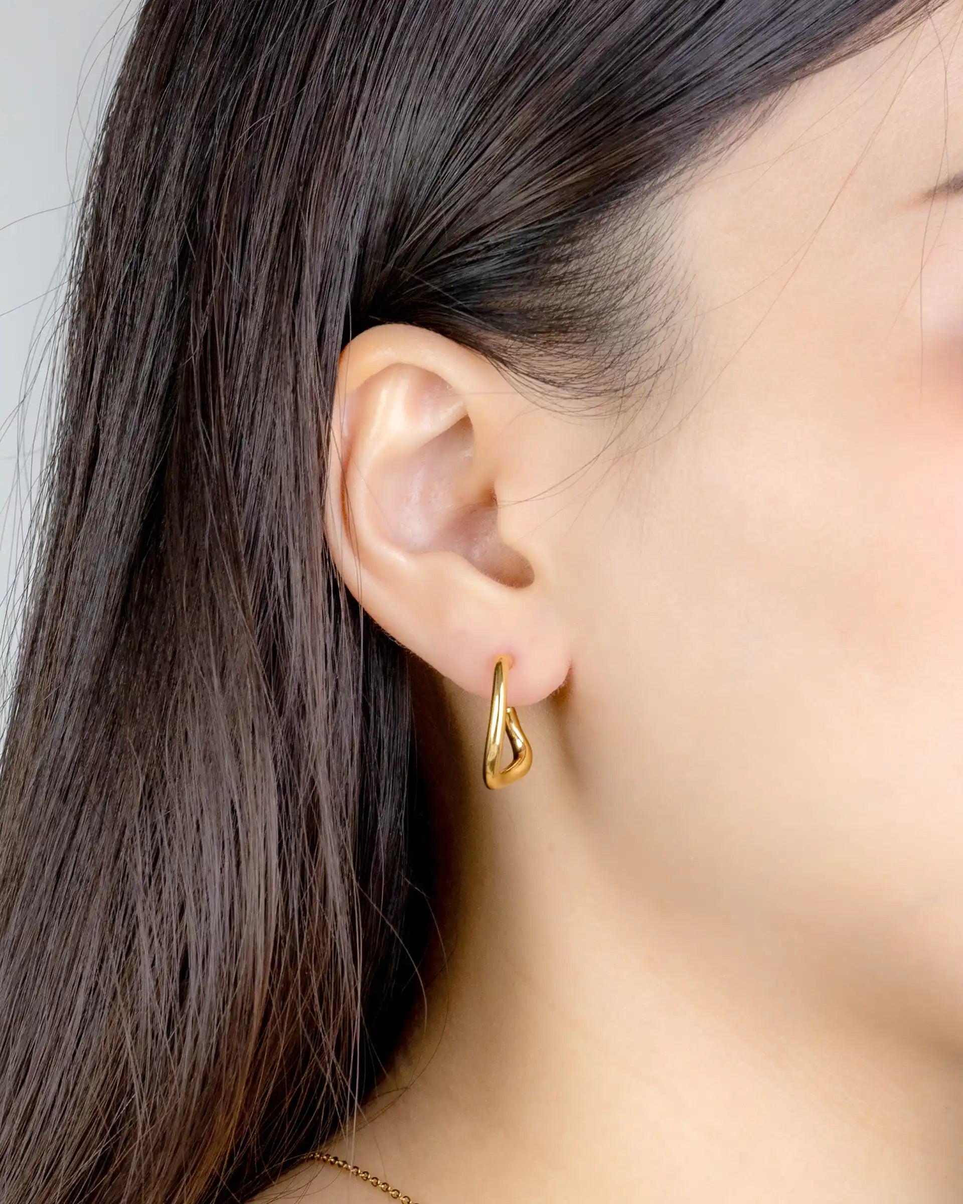 Beth Sculptural Hoop Earrings in Gold