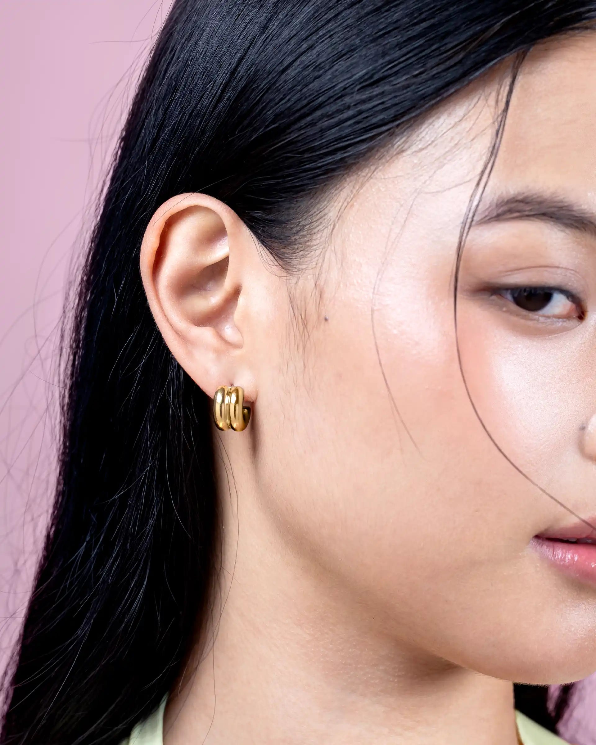 Leora Chunky Huggie Earrings in Gold