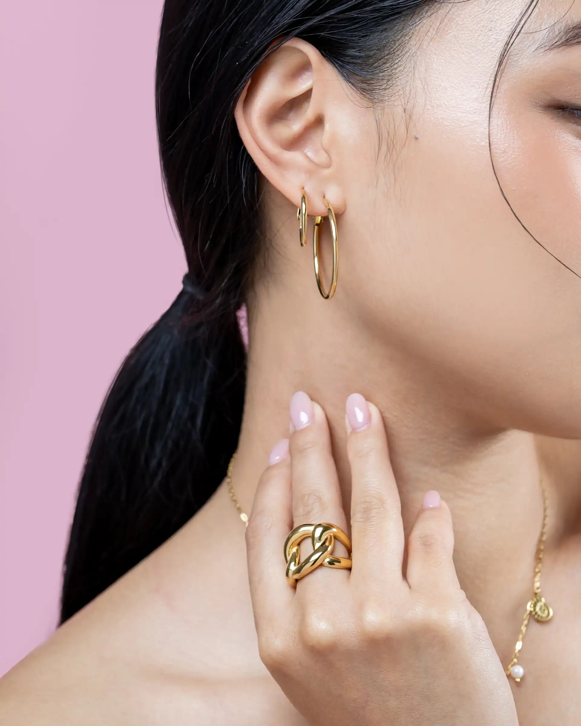 Jannie Slim Hoop Earrings in Gold - M