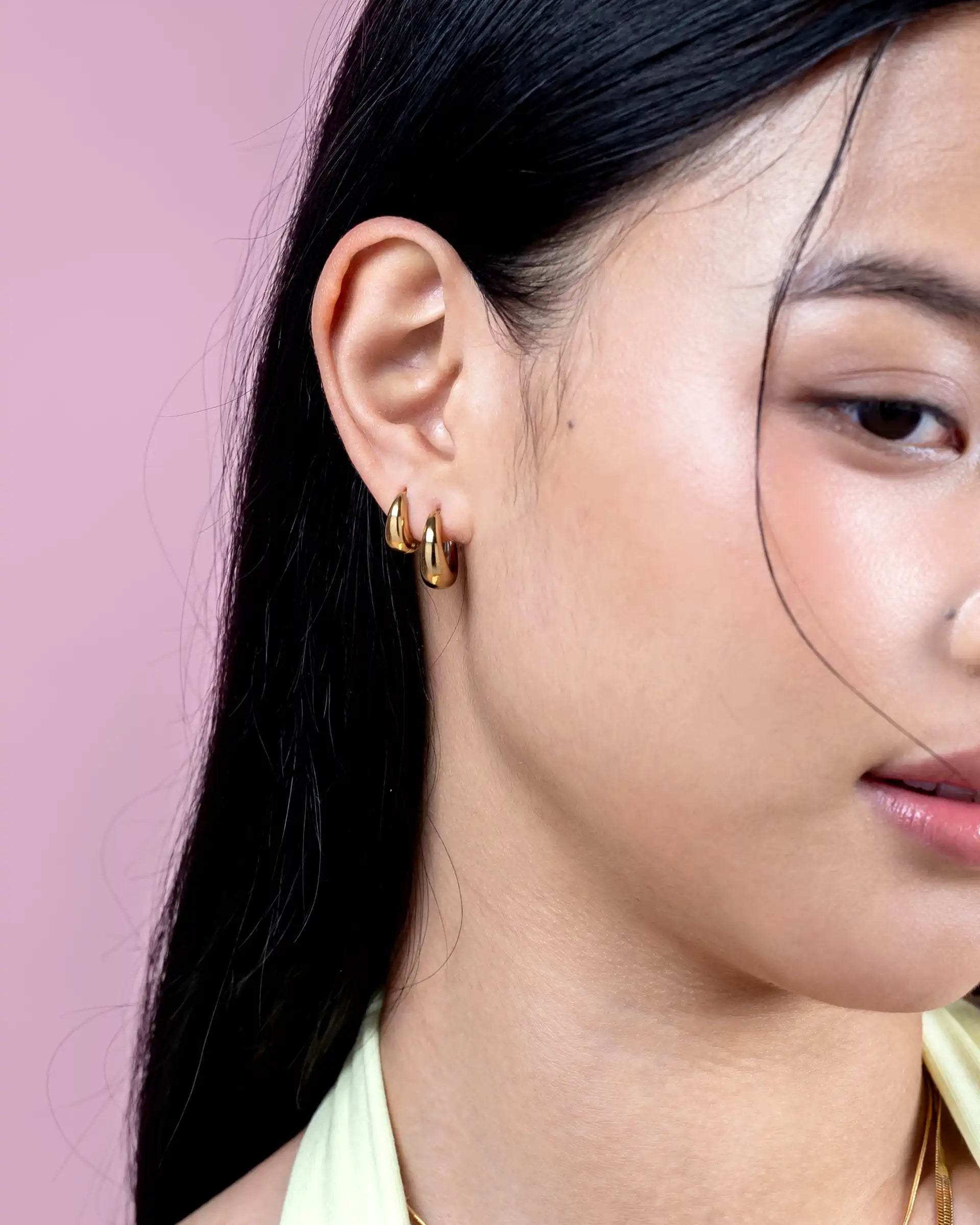 Calla Tapered Huggie Earrings in Gold - M