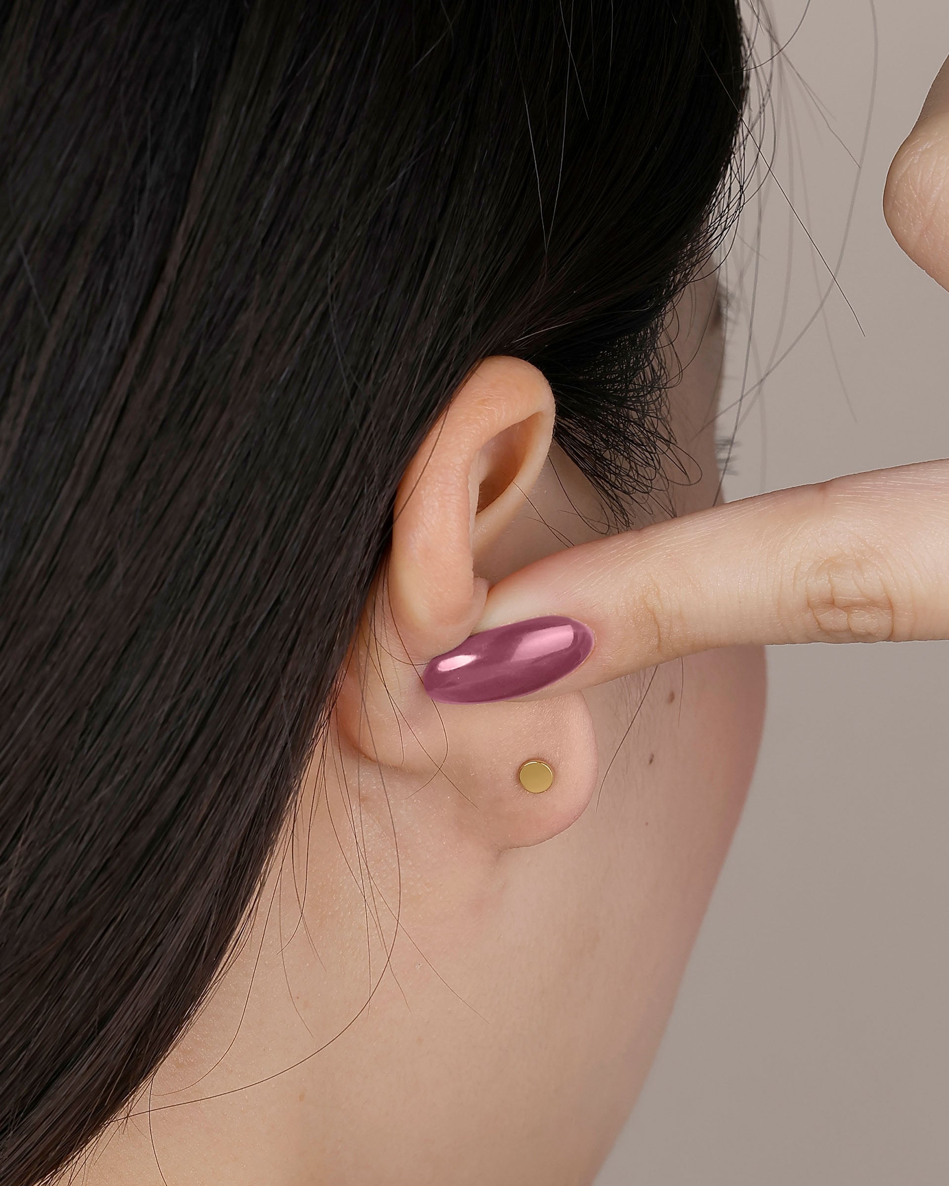 Ines Paw Print Flatback Earrings in Gold