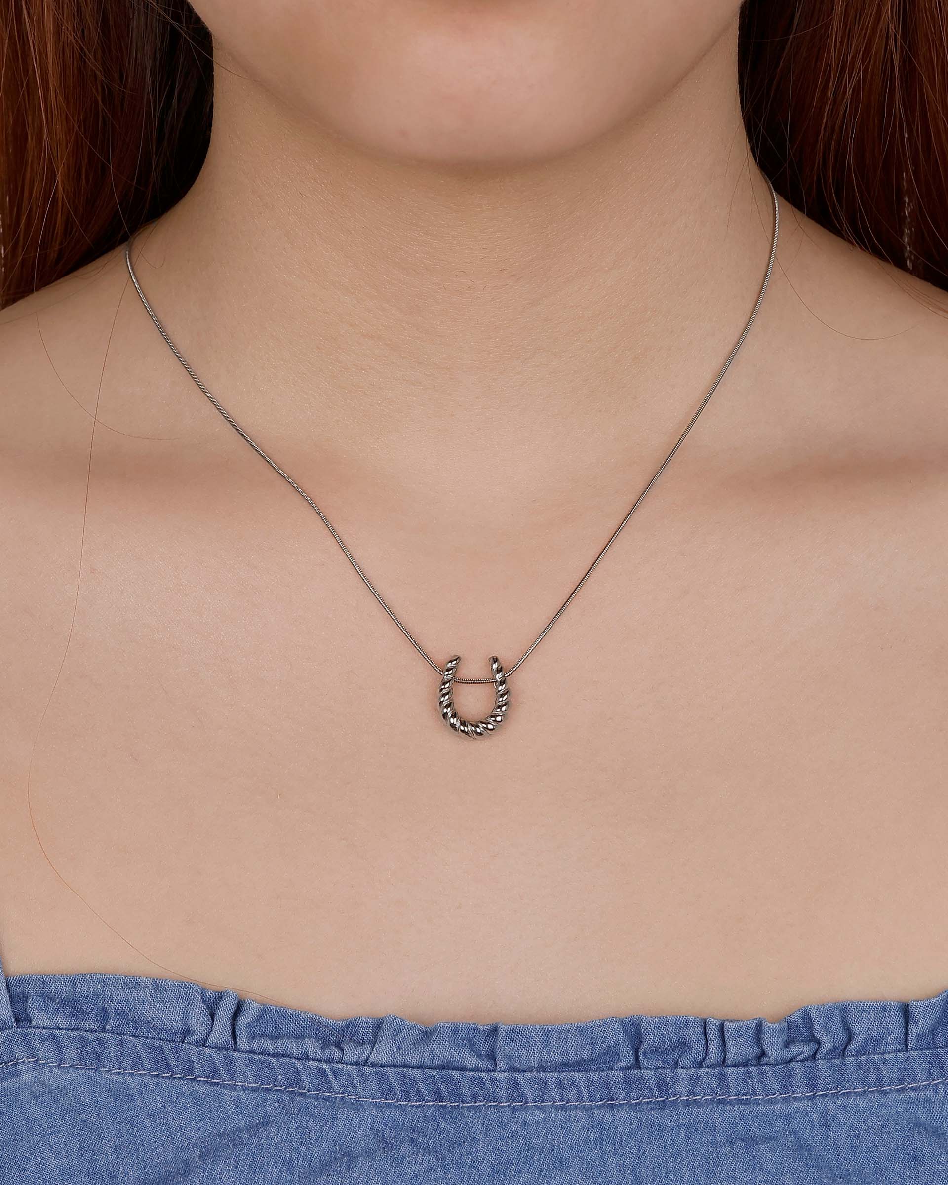 Aspen Horseshoe Necklace in Silver