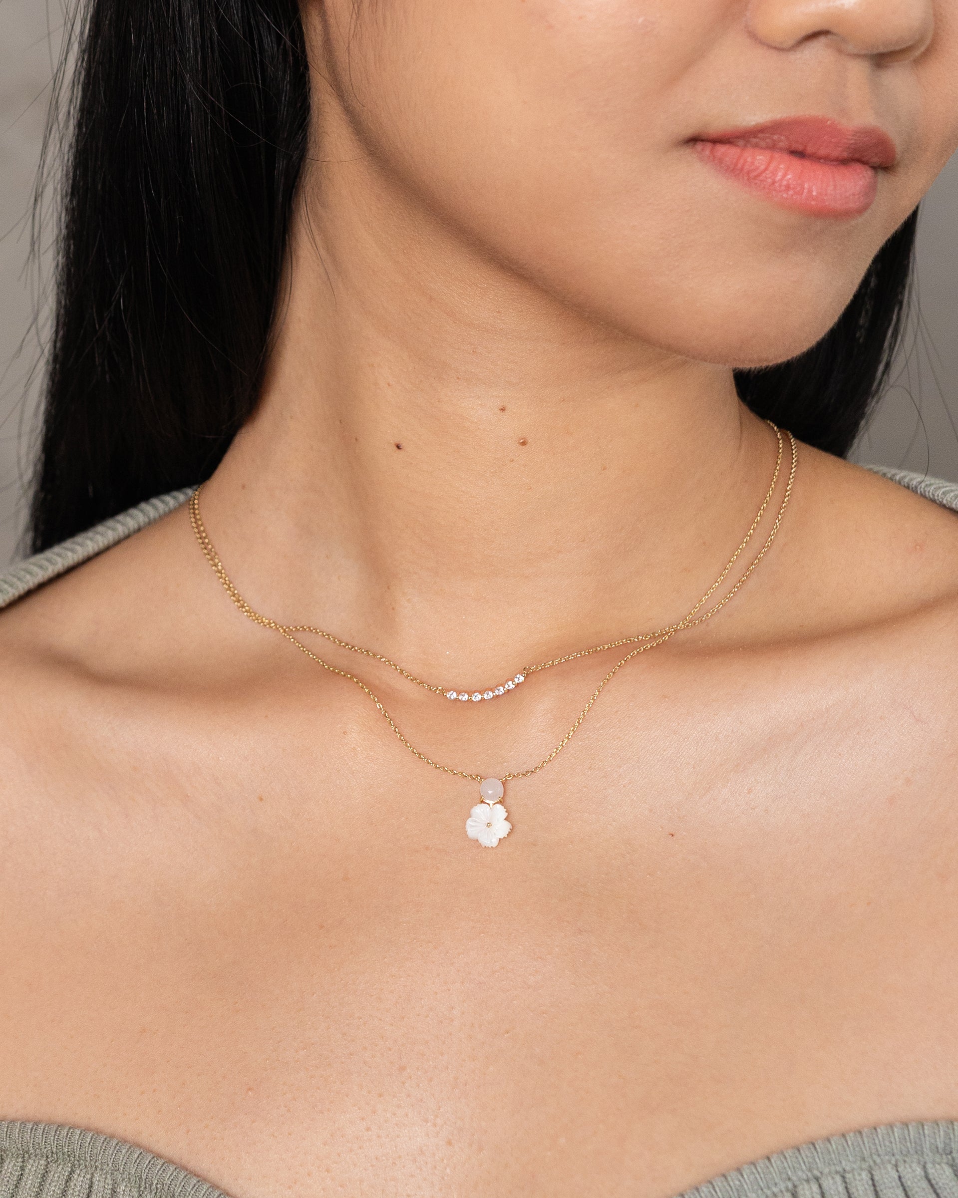 Quinn Curve Bar Necklace in Gold
